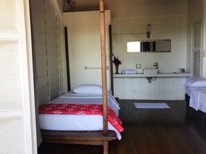 Rom – deluxe, flere senger, ikke-røyk, havutsikt | Sengetøy i egyptisk bomull, sengetøy av topp kvalitet og dundyner