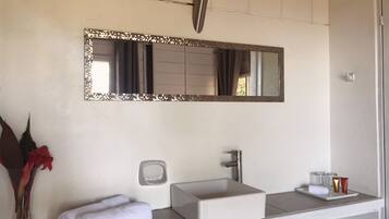 Egyptian cotton sheets, premium bedding, down comforters, minibar