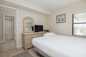 4 bedrooms, iron/ironing board, Internet, bed sheets