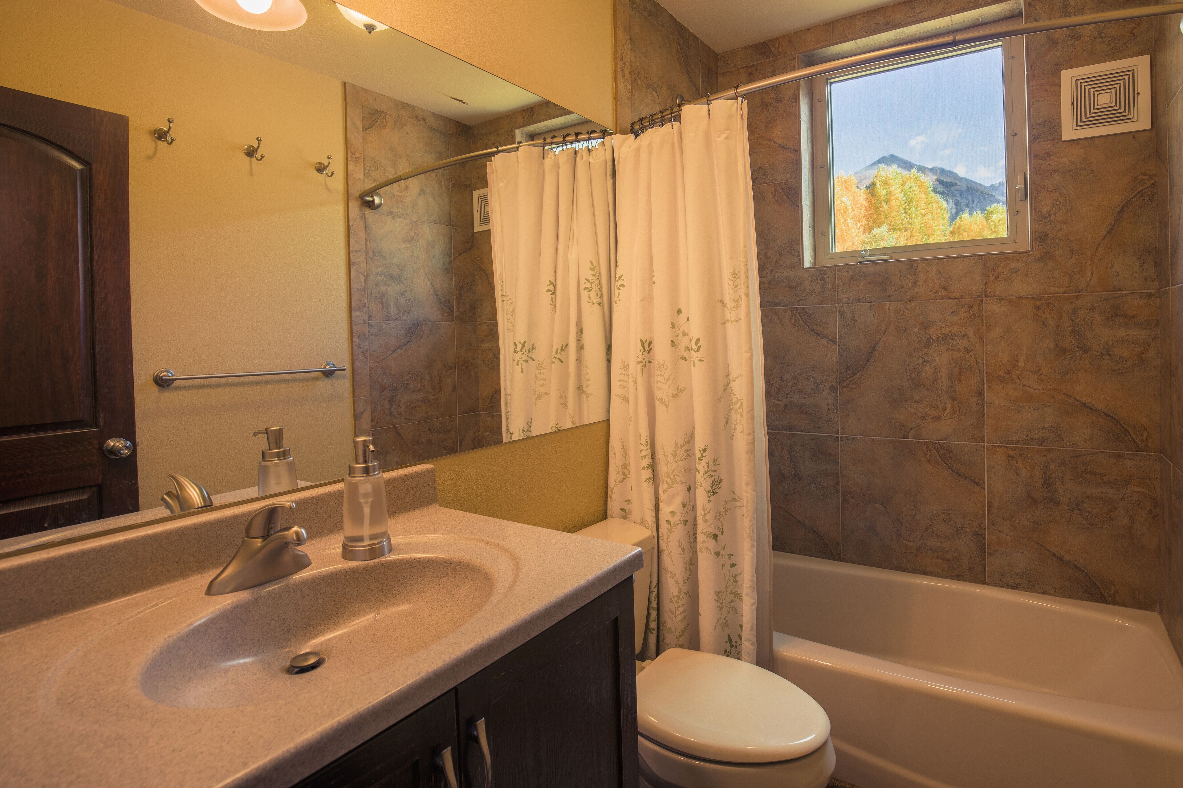 Unmatched In-Town Box Canyon Views,3min to Town Park,Just blocks to Gondola