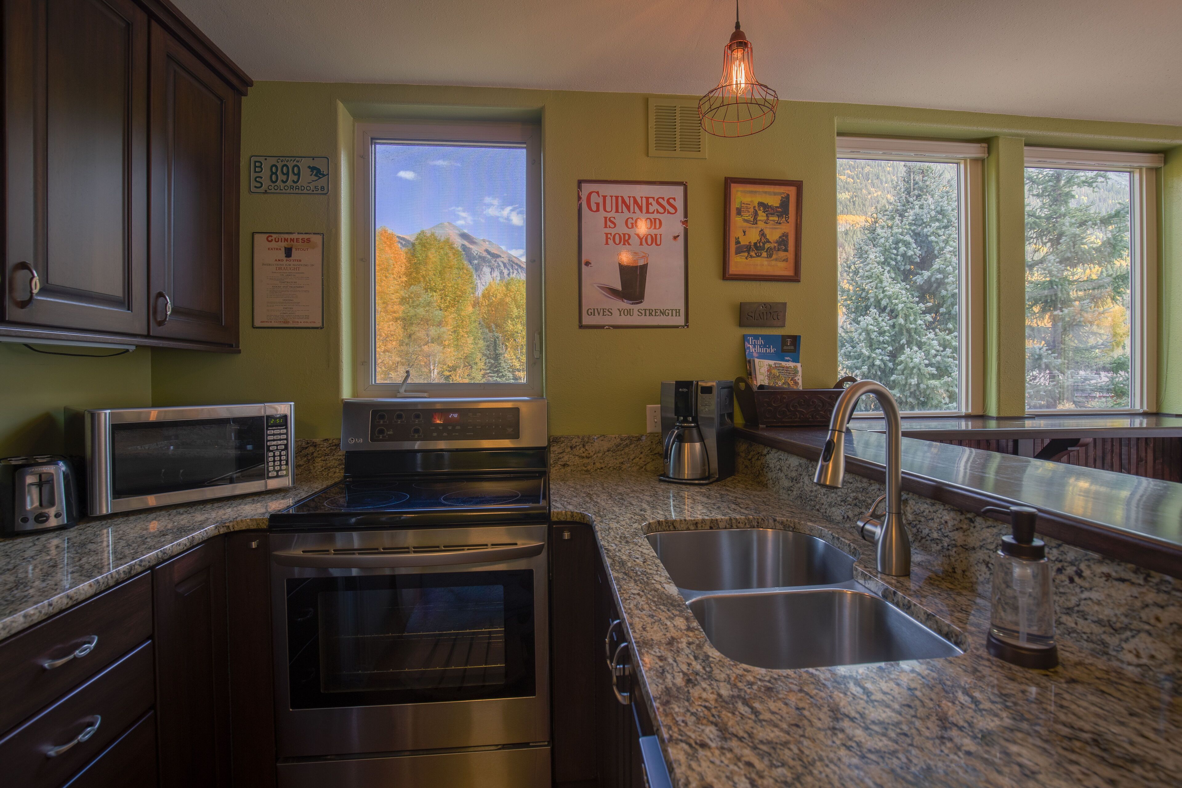 Unmatched In-Town Box Canyon Views,3min to Town Park,Just blocks to Gondola