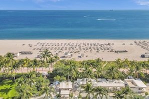En la playa, camastros y toallas de playa 