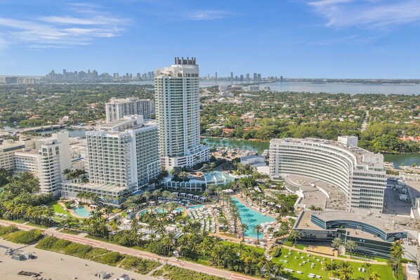 Exterior - Fontainebleau OceanView Suite Full Kitchen, washer/dryer, FREE Valet&Spa Passes! (Miami Beach)