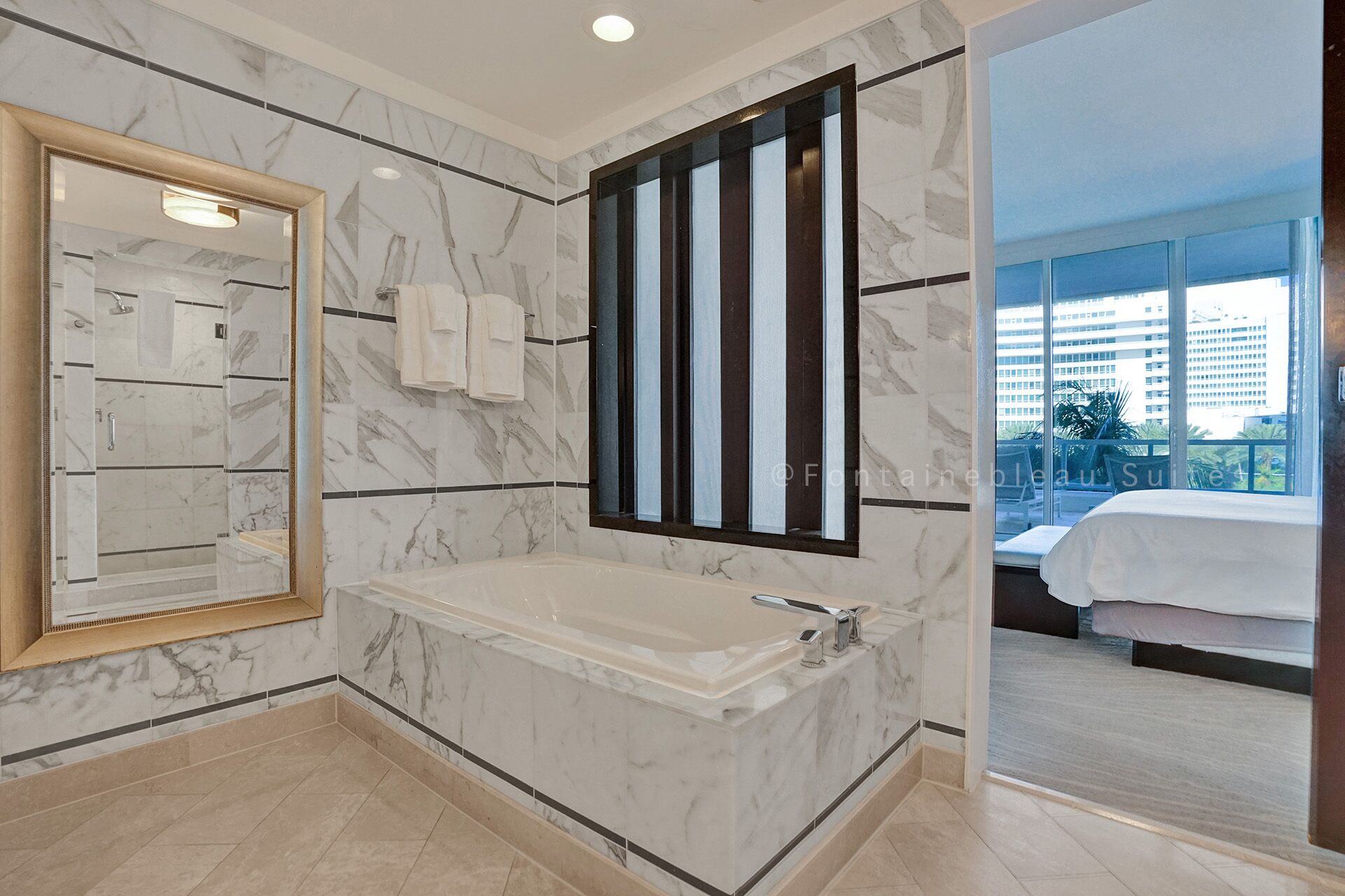 Fontainebleau OceanView Suite Full Kitchen, washer/dryer, FREE Valet&Spa Passes!