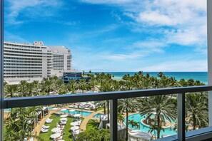 Property grounds - Fontainebleau III Ocean View Suite. Full Sized Kitchen FREE Valet & Spa Passes! (Miami Beach)