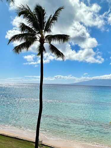 Oceanfront Papakea Top Floor Corner Condo with Spectacular Lanai Views!