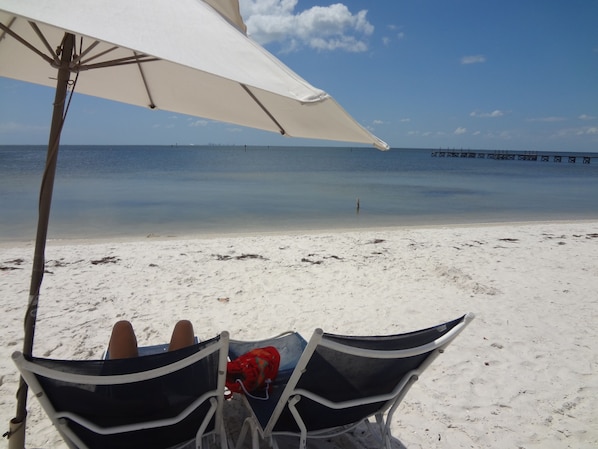 Playa en los alrededores, camastros y toallas de playa