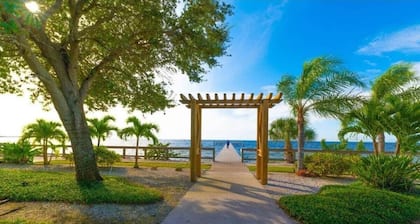 Beautiful New Luxury Townhome with Private Beach and Swimming Pools