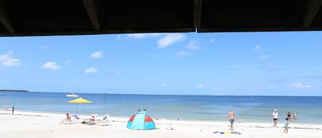 Beach nearby, sun-loungers, beach towels