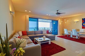 Smart TV, Netflix, DVD player, books - Le Papillon on the beach (Simpson Bay)