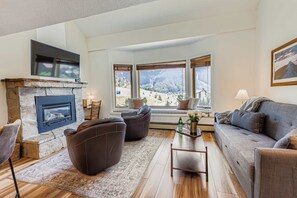TV, fireplace, offices - Amazing Views! Walk to Copper's Center Village (Copper Mountain)
