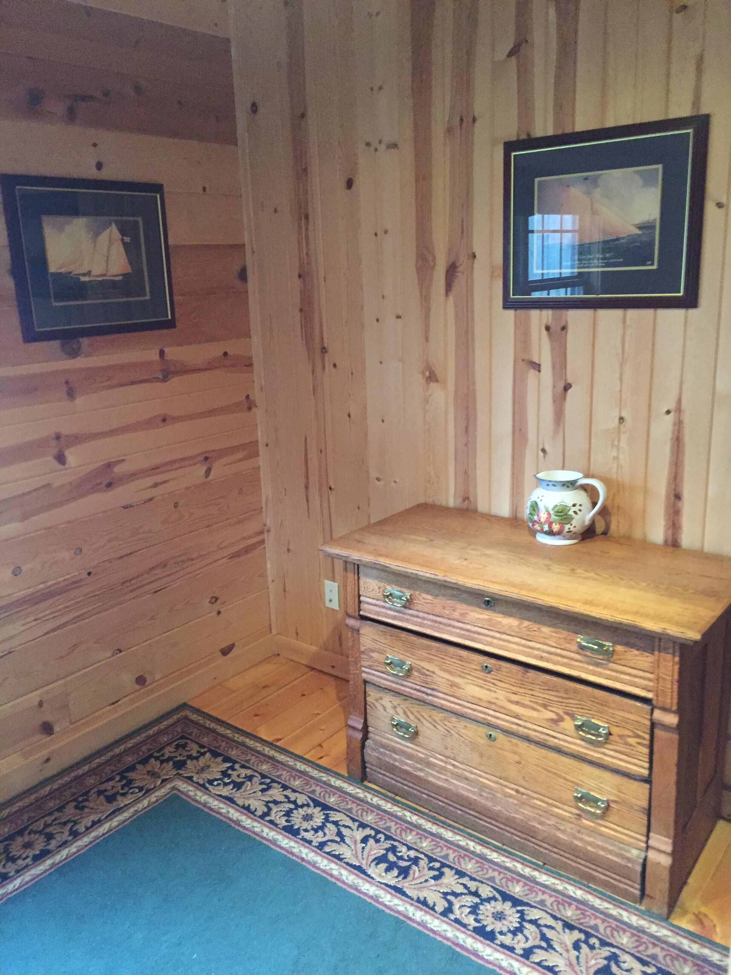 Enjoy our beautiful, spacious, clean & upscale cabin at Goshorn Lake.
