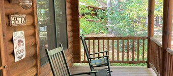 Enjoy our upscale, clean & well-equipped cabin in a beautiful setting.