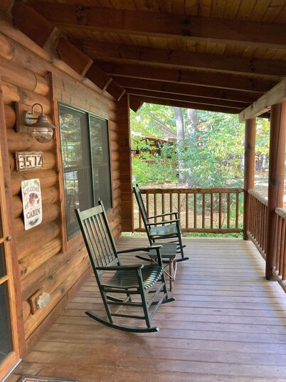 Enjoy our upscale, clean & well-equipped cabin in a beautiful setting.