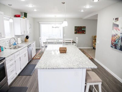 Beautiful Remodeled Home by Ski Resorts & Shopping