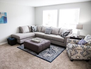 TV, books - Beautiful Remodeled Home by Ski Resorts & Shopping (Sandy)