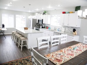 Fridge, microwave, oven, stovetop - Beautiful Remodeled Home by Ski Resorts & Shopping (Sandy)