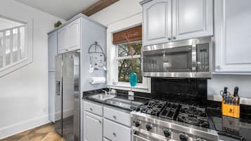 Geladeira, micro-ondas, fogão, cooktop