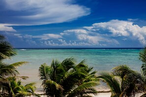 Rannalla, aurinkotuoleja, rantapyyhkeitä