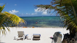 Am Strand, Liegestühle, Strandtücher