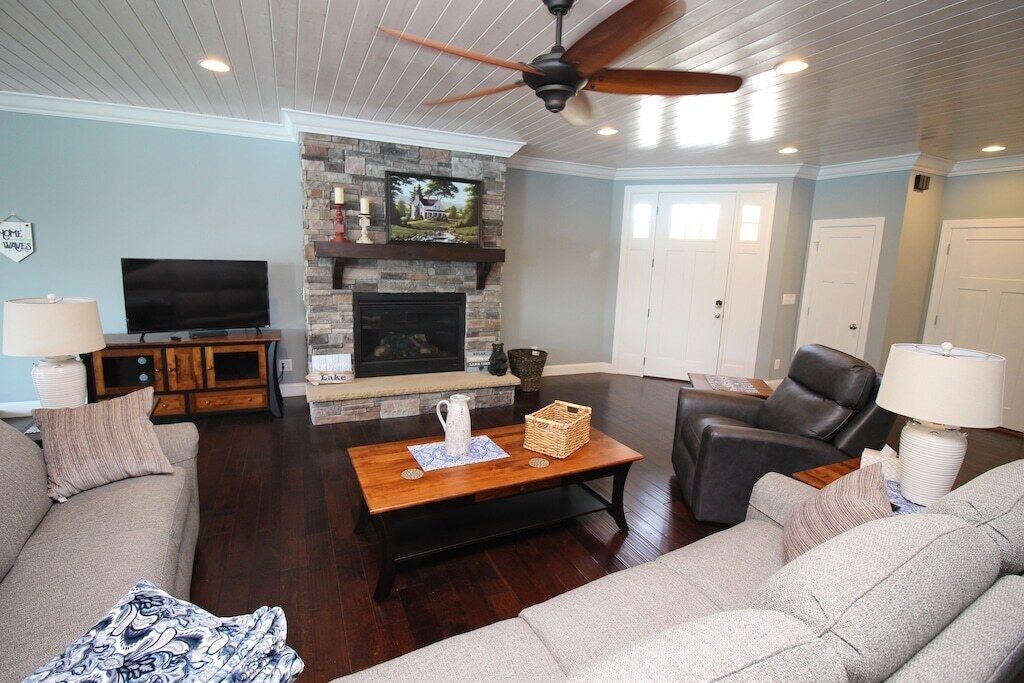 "J&J s Getaway" brand new, high end, modern home with super easy lake access