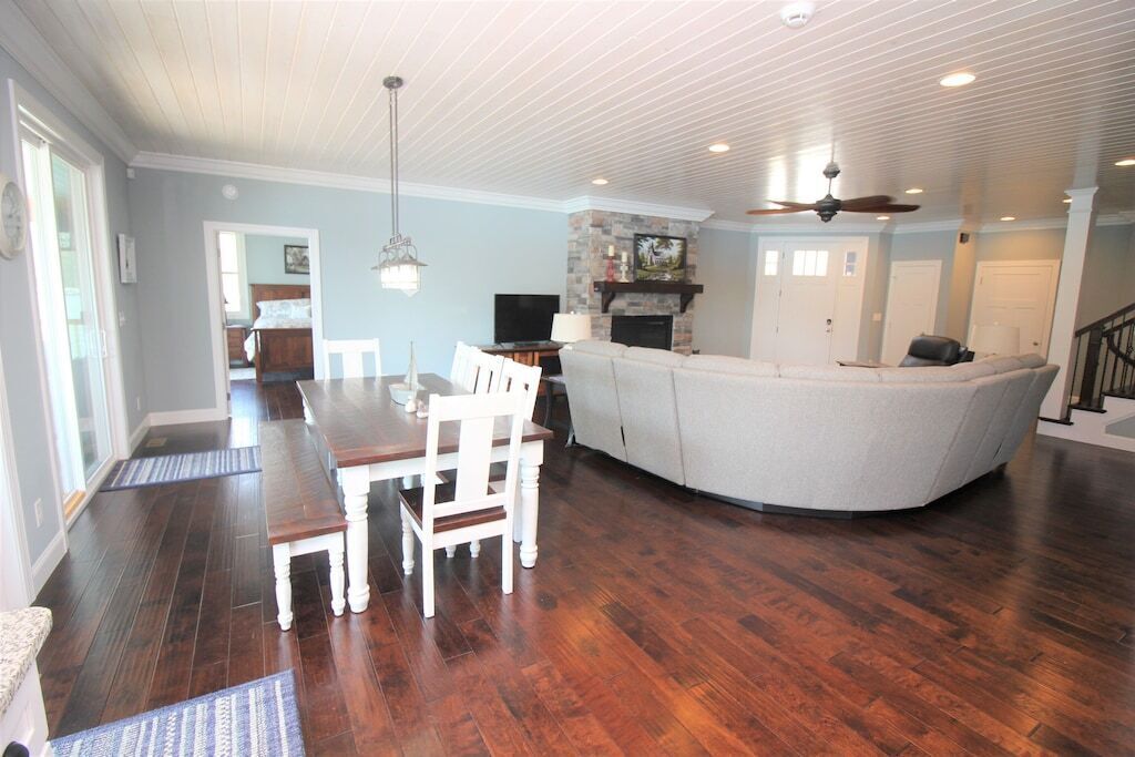 "J&J s Getaway" brand new, high end, modern home with super easy lake access