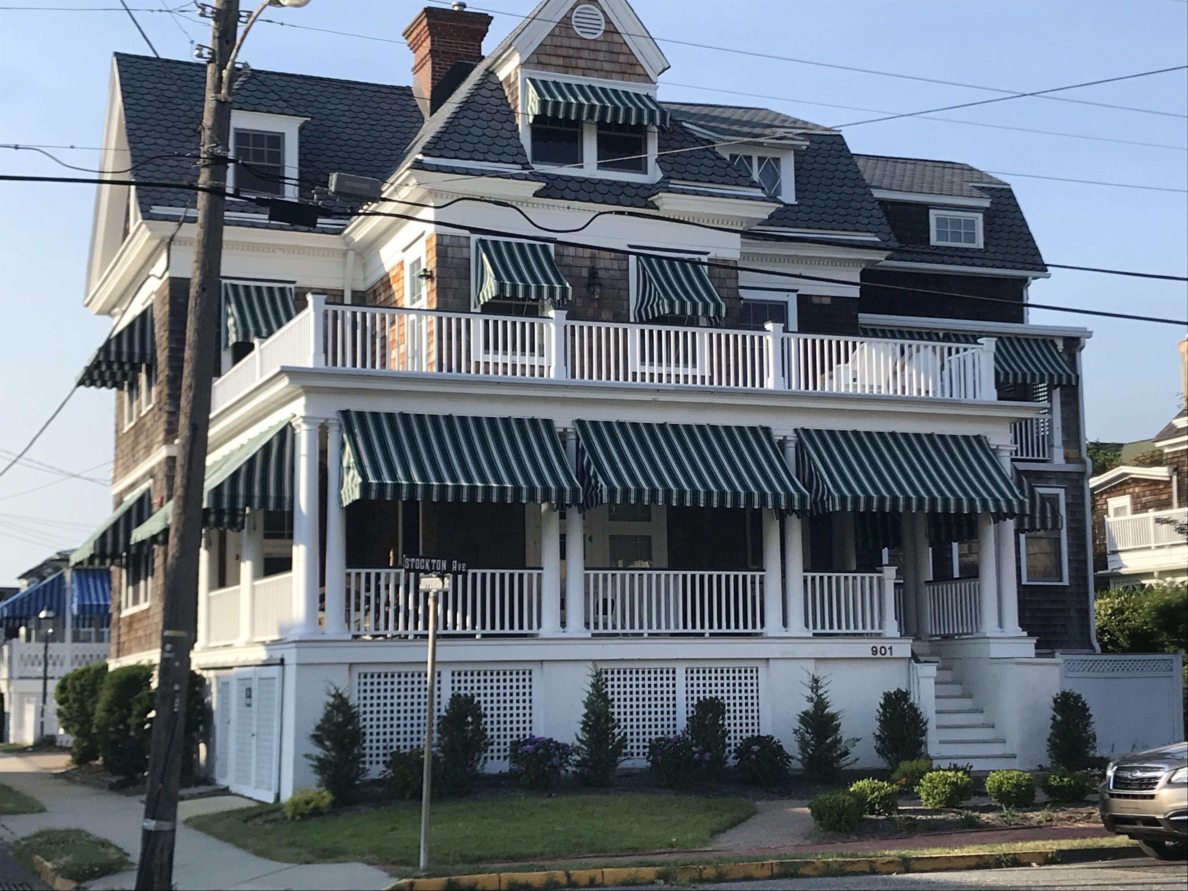 GRANDVIEW 1 Blk to beach/Ocean views from sun deck/multiple rooms/2parking spots
