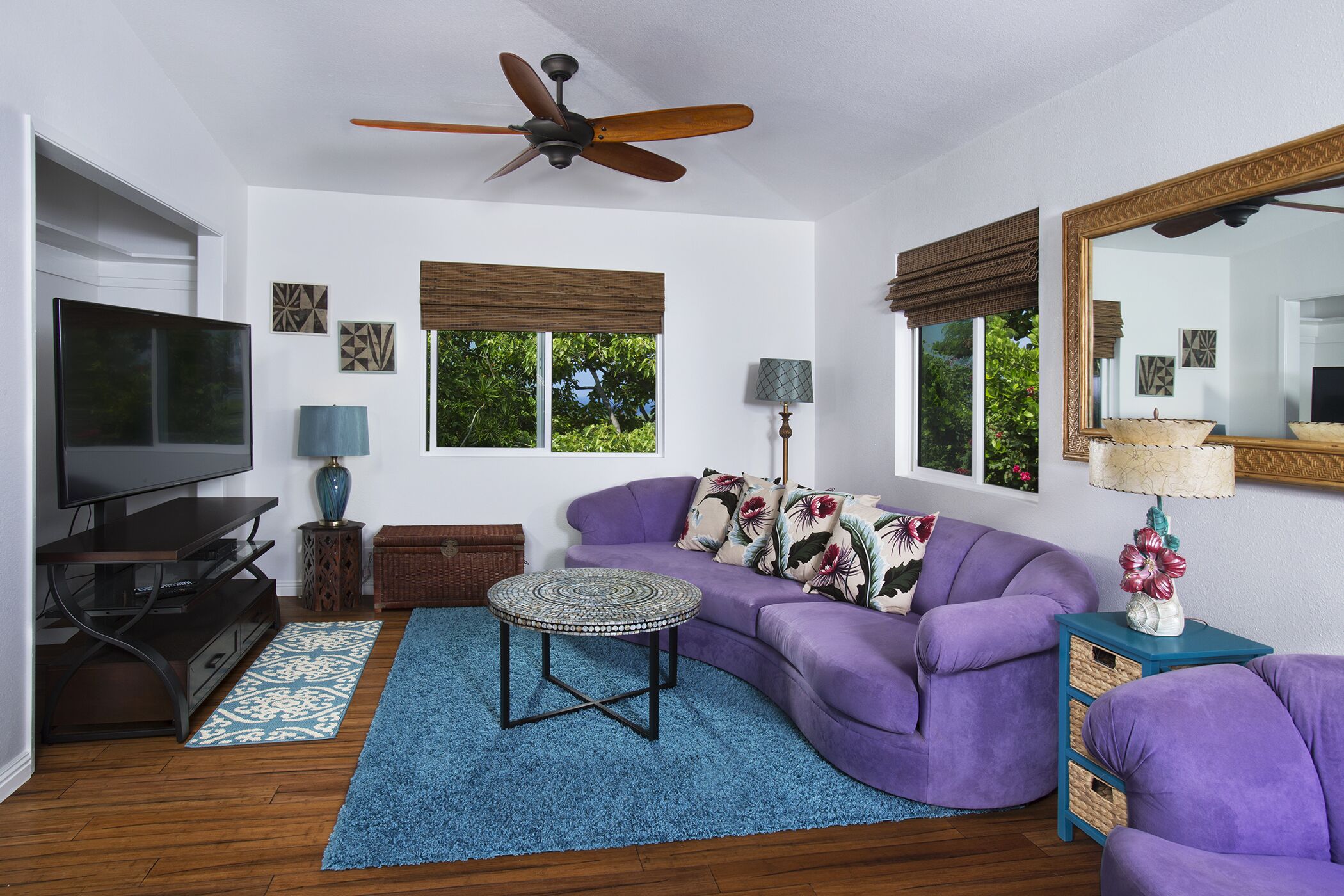 Mermaid Suite Lounge in the Heart of Downtown Kona