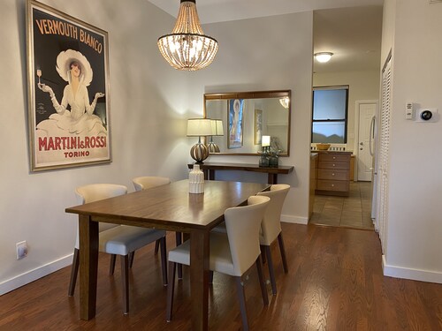 Deluxe Chicago 2 Bedroom Private Condo. Amazing Deal 1.5 mi from Wrigley!