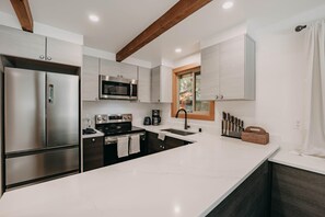 Jääkaappi, mikroaaltouuni, uuni, liesi