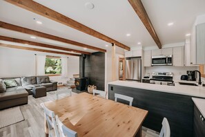 Jääkaappi, mikroaaltouuni, uuni, liesi