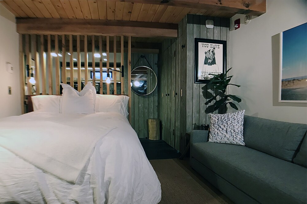 Downtown Aspen Luxe Studio. 3 Blocks to Gondola. Sleeps 2 Adults/1 Kid