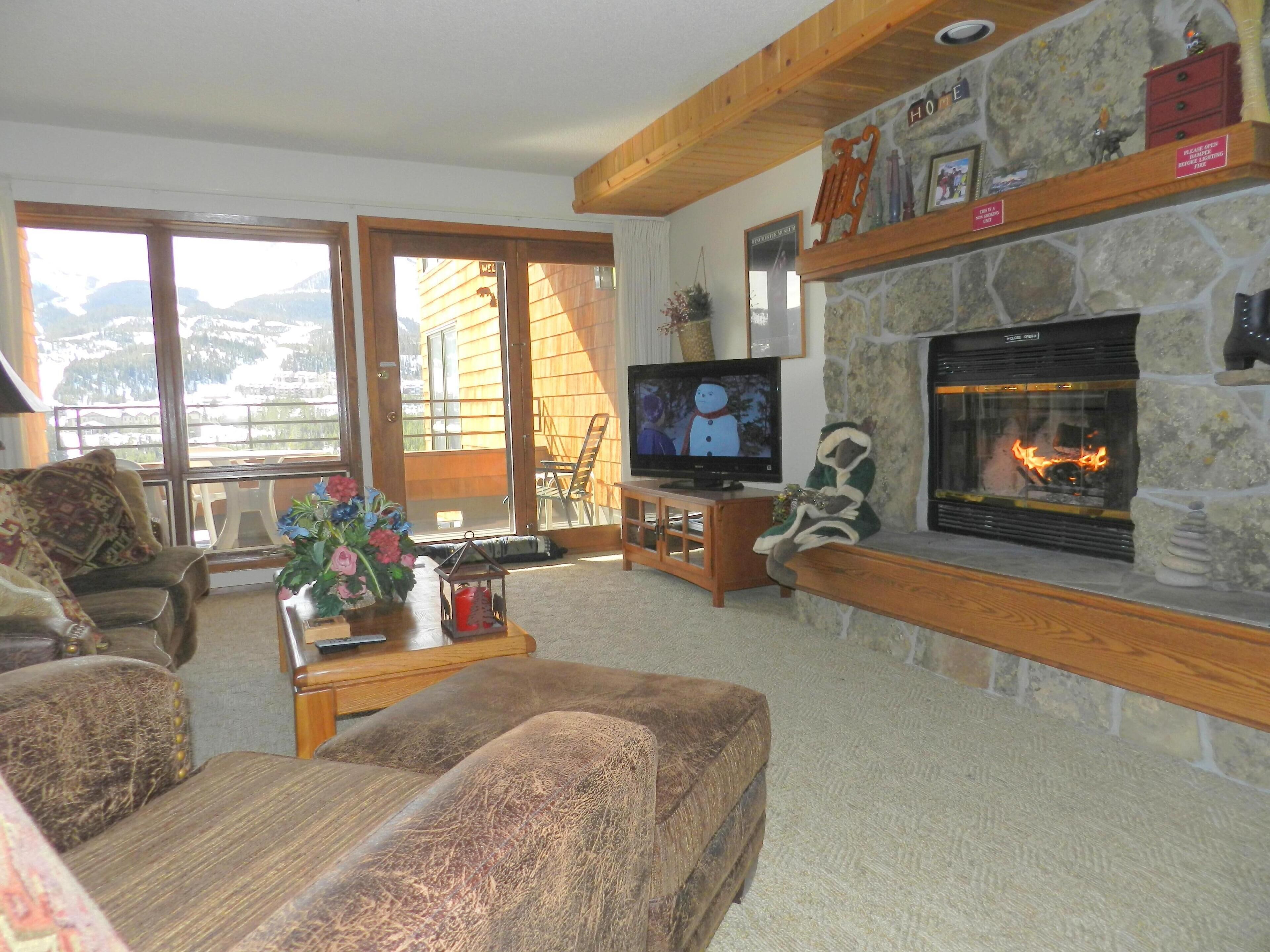 Indoor Private Hot Tub, Wood Fireplace, 2BR,2BA Great Views!  Sleeps 7