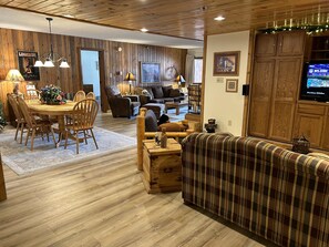 Smart-tv, pejs, dvd-afspiller, bøger