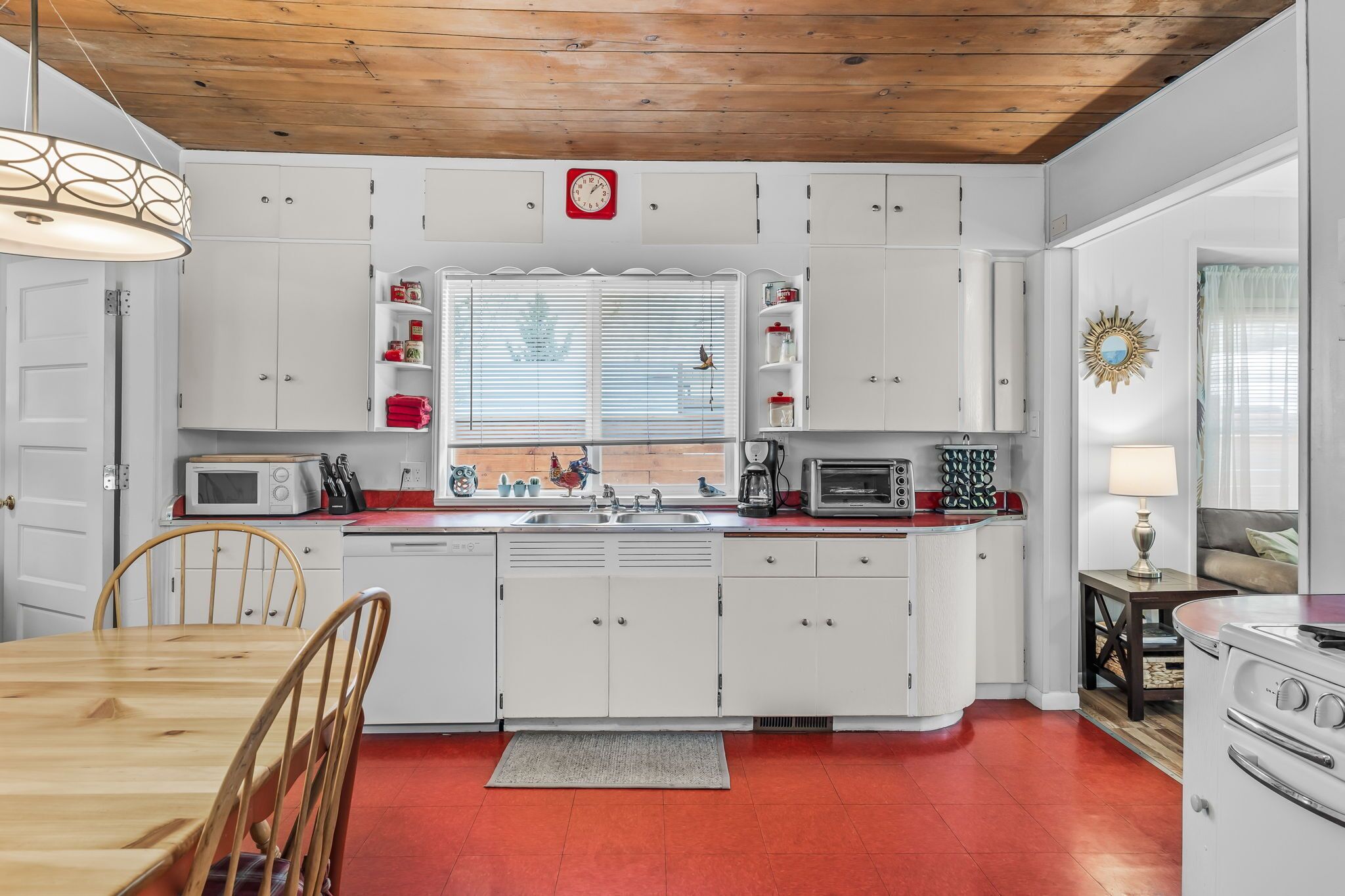 5 Star Westside Spot! Hot Tub + Pubs! Dog Ok, Walk Downtwn, River, Parks