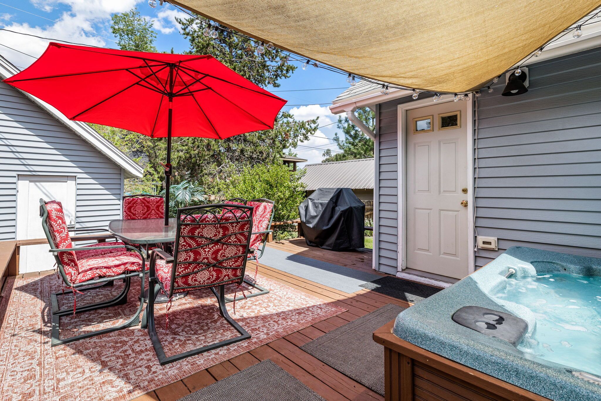 5 Star Westside Spot! Hot Tub + Pubs! Dog Ok, Walk Downtwn, River, Parks