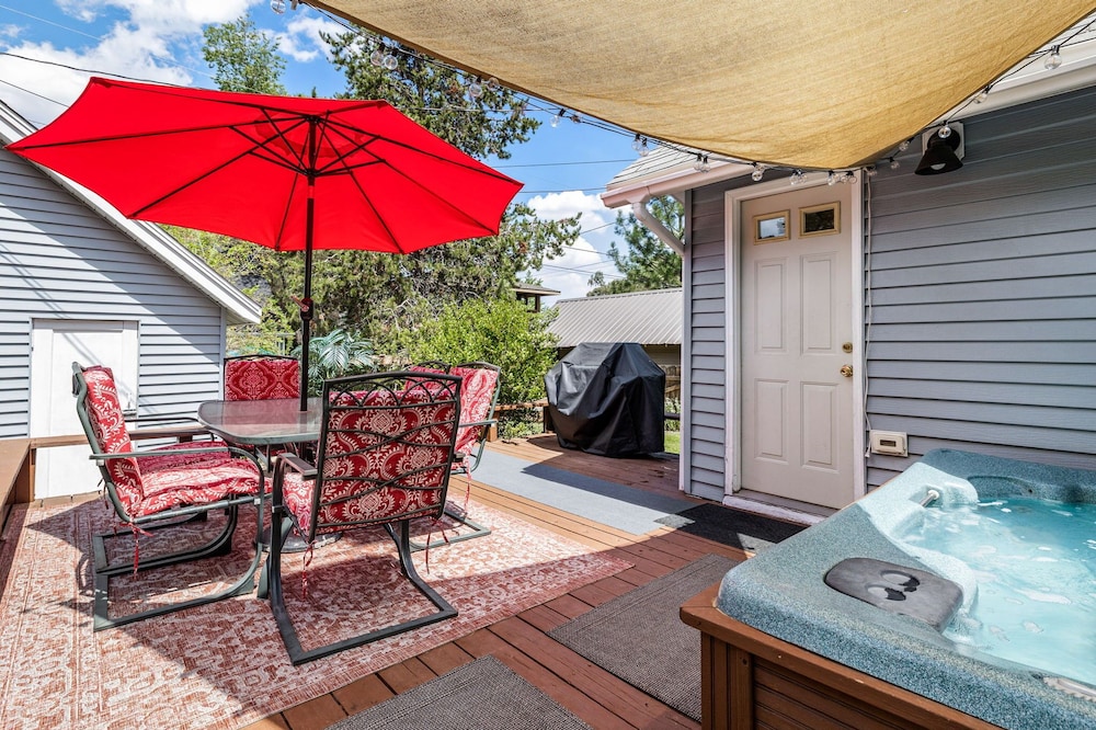 5 Star Westside Spot! Hot Tub + Pubs! Dog Ok, Walk Downtwn, River, Parks