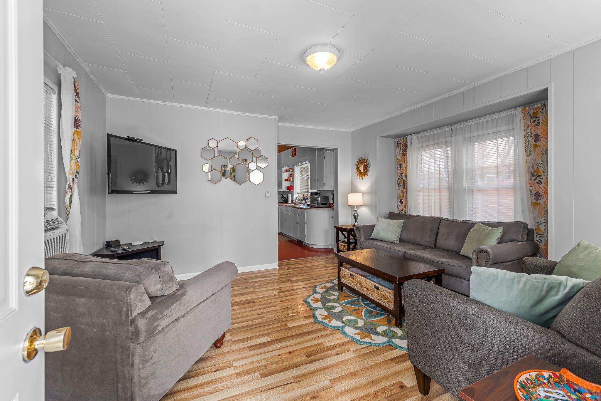 5 Star Westside Spot! Hot Tub + Pubs! Dog Ok, Walk Downtwn, River, Parks