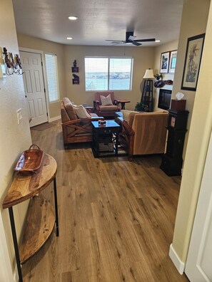 Smart-tv, eldstad och böcker