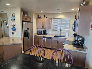 Kylskåp, mikrovågsugn, ugn och spishäll