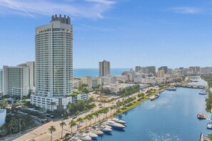 Marina - Fontainebleau III Oceanview Double Wide Balcony Full Kitchen. Washer/Dryer (Miami Beach)