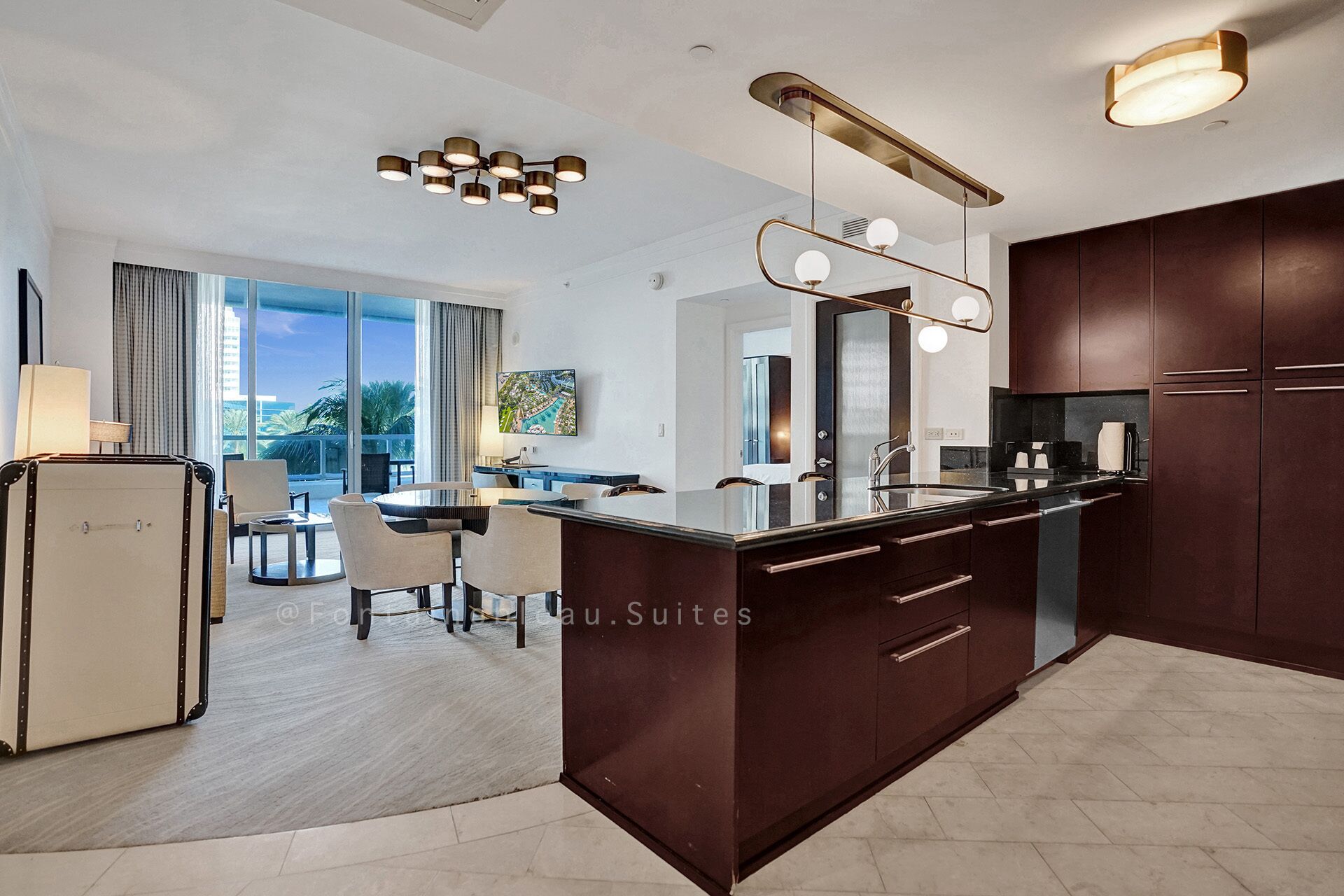 Sorrento @Fontainebleau Oceanview Double Wide Balcony Full Kitchen. Washer/Dryer