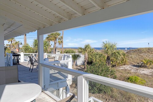 Oceanfront Cottage, Steps from Beach, with Sundeck & Pet friendly.