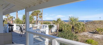 Oceanfront Cottage, Steps from Beach, with Sundeck & Pet friendly.