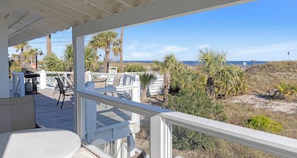 Oceanfront Cottage, Steps from Beach, with Sundeck & Pet friendly.