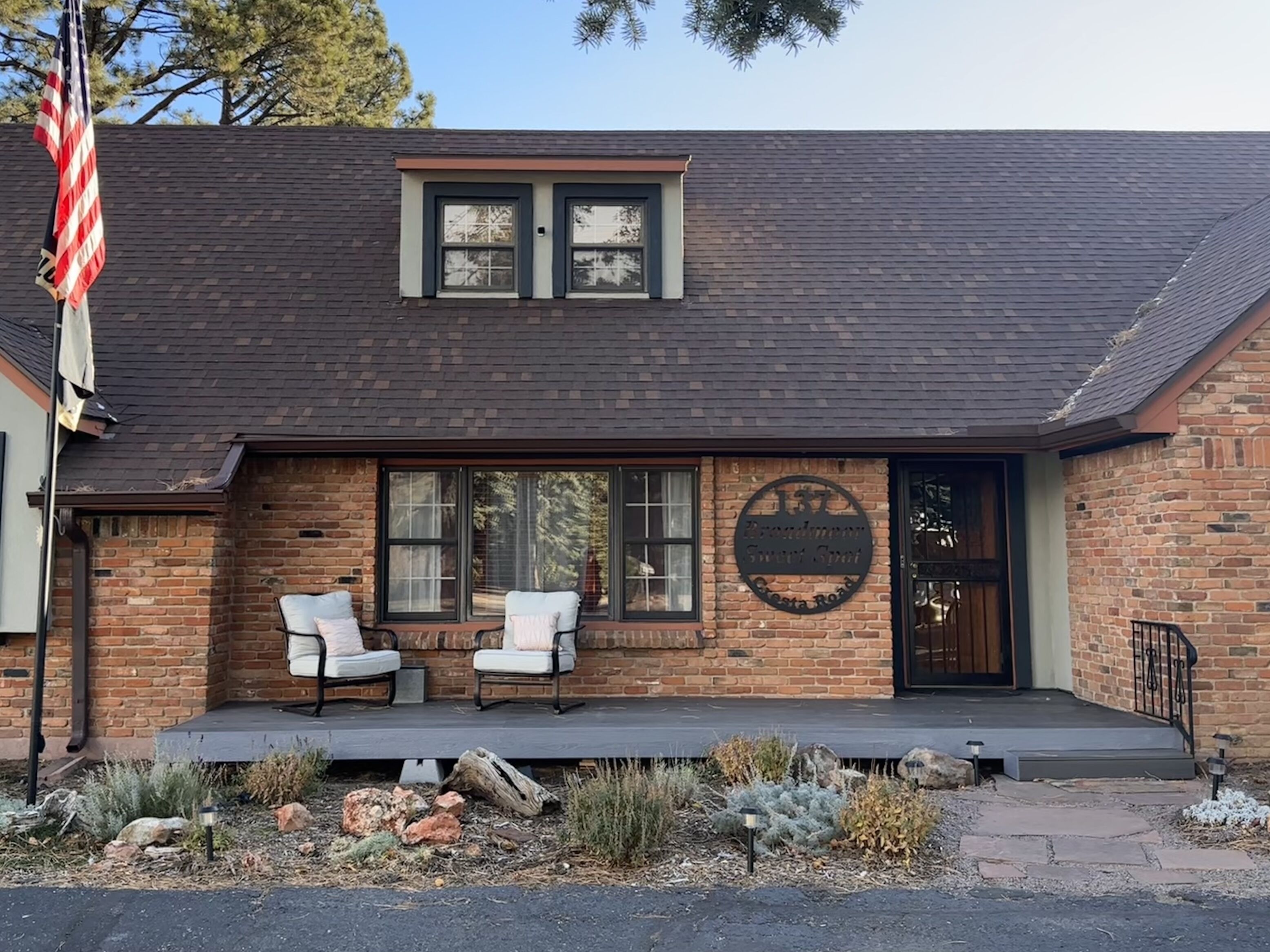 5 minute walk to the Broadmoor, plenty of parking and fast internet STR-0522