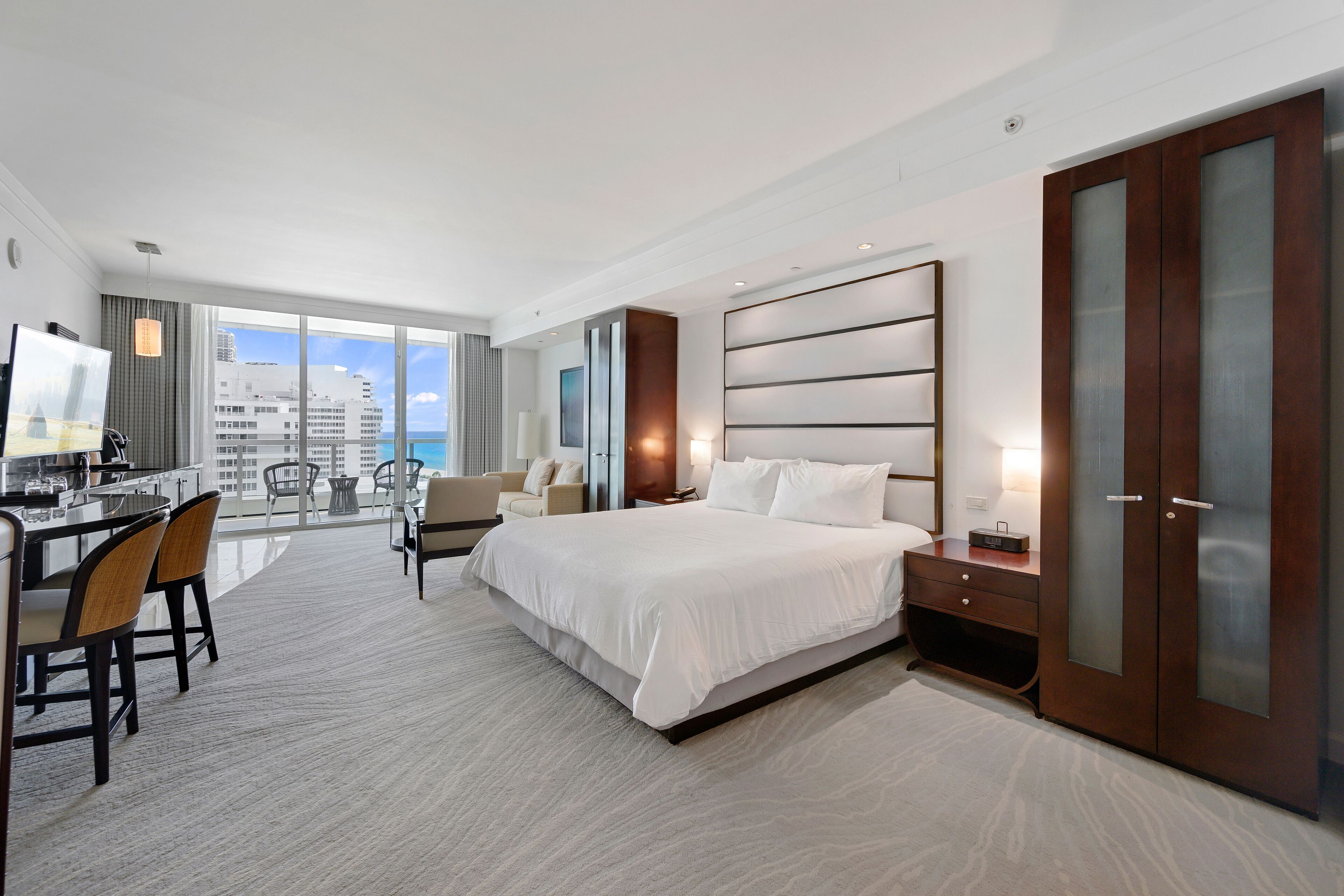 1 chambre, bureau, fer et planche à repasser, lit parapluie