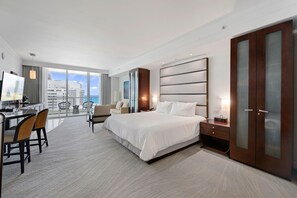 1 soverom, skrivebord, strykejern/-brett og reiseseng for barn