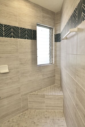 Dusche, Haartrockner, Handtücher