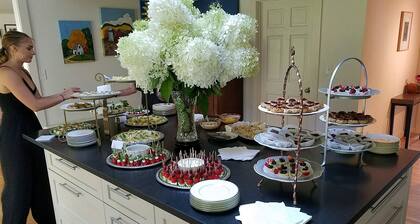 Large, Sunny 4 Bedroom Home Sleeps 8 and 1 minute to Five Fabulous Restaurants